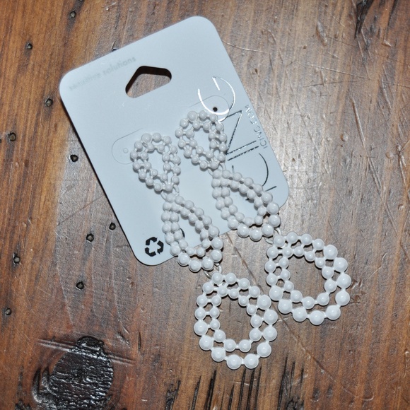 NEW 3" Filigree Teardrop Drop Earrings - White NWT - Picture 3 of 6